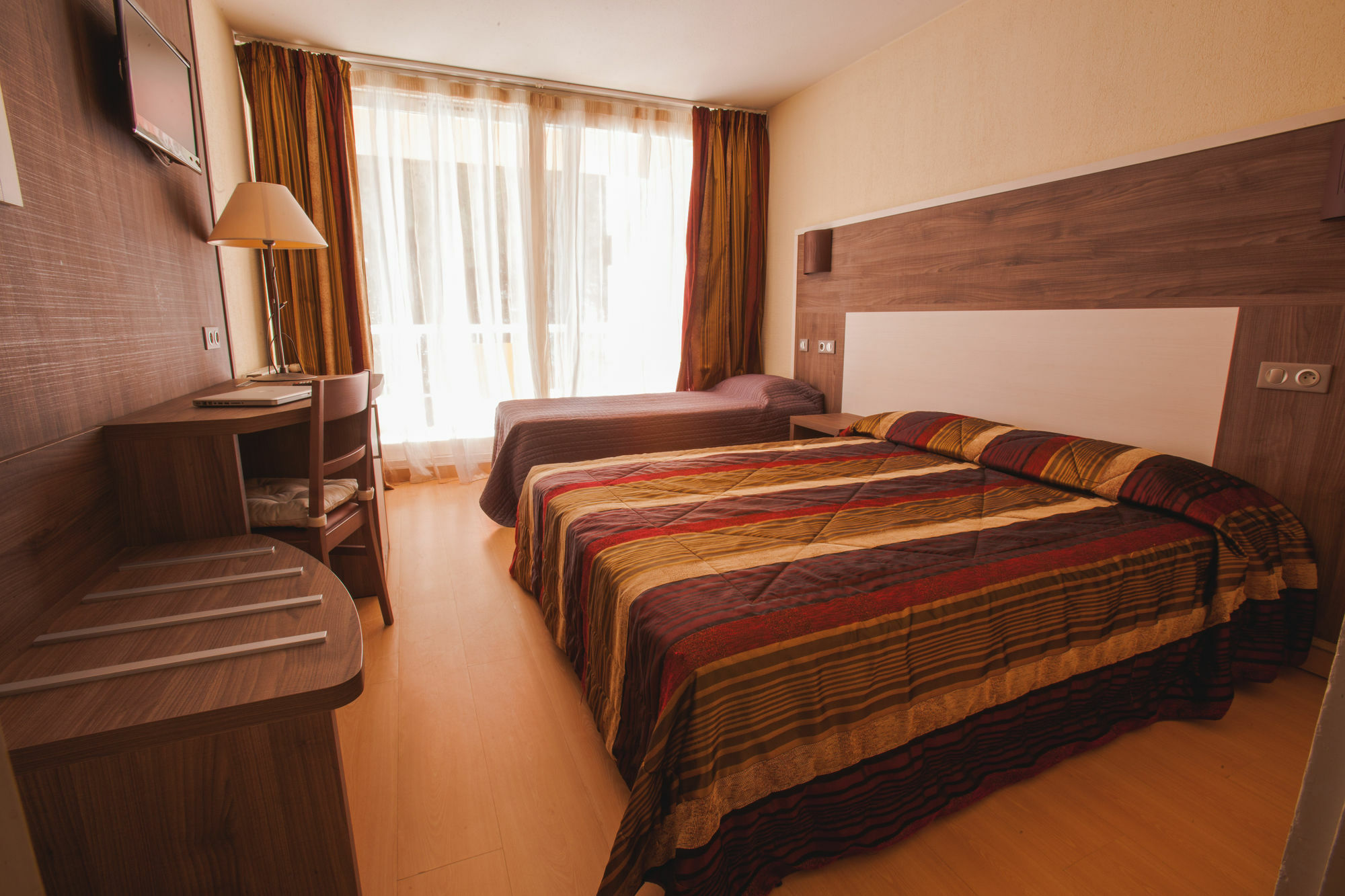 Hotel Le Quetzal Ла-Гранд-Мот Экстерьер фото