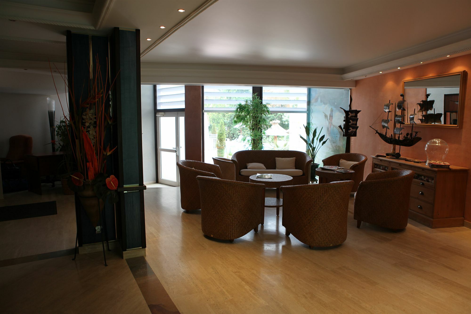 Hotel Le Quetzal Ла-Гранд-Мот Экстерьер фото